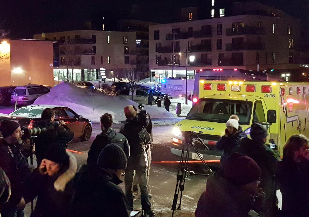 
En ambulans utanför Québec Islamic Cultural Centre. (Foto: Mathieu Belanger /Reuters/TT)