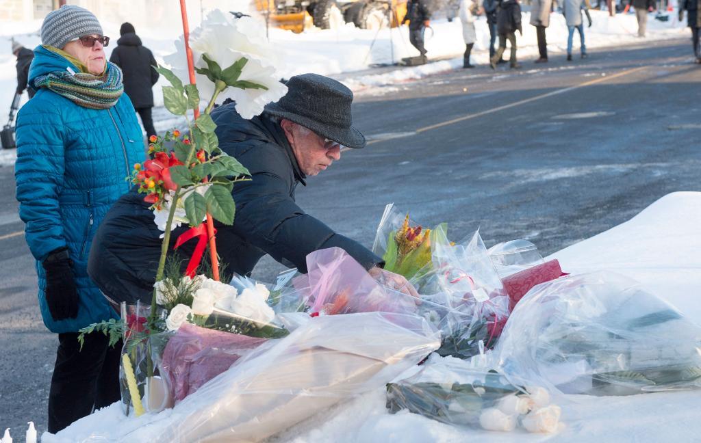 Ett par lägger blommor utanför moskén i Québec. (Foto: Paul Chiasson/The Canadian Press/AP/TT)