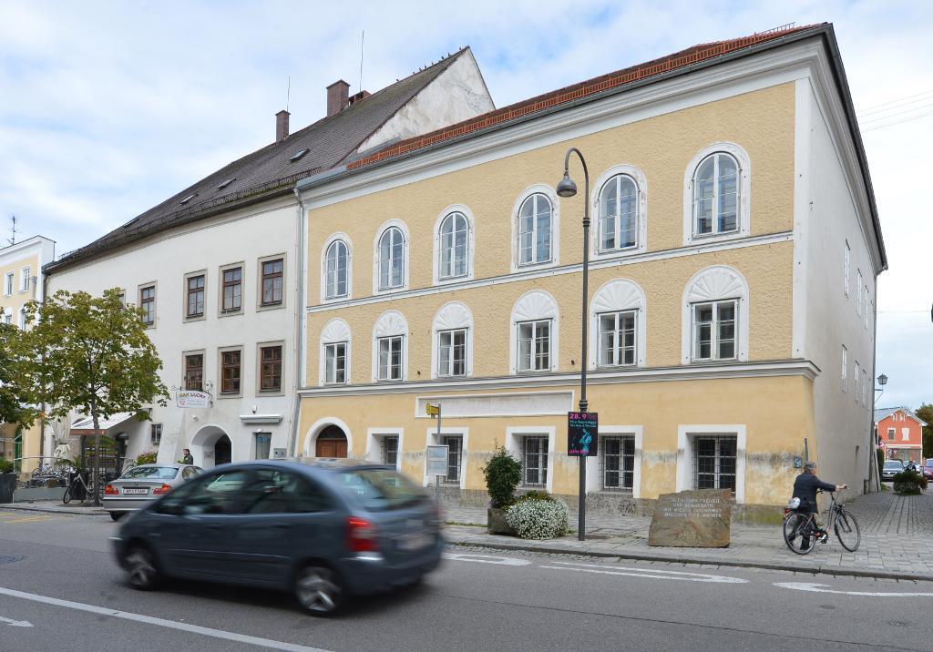 Det 500 år gamla huset i Braunau am Inn, Österrike, där Adolf Hitler föddes i april 1889. (Foto: Kerstin Joensson/AP/TT)