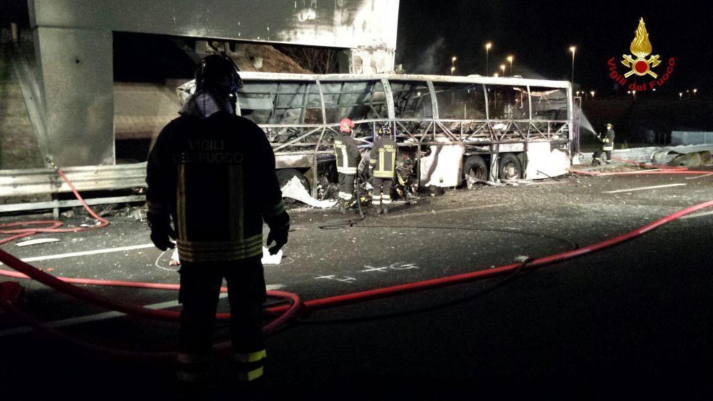 Bussen med ungerska skolelever kraschade mot en bropelare och fattade eld. Minst 16 personer omkom. (Foto: Italian Firefighters)