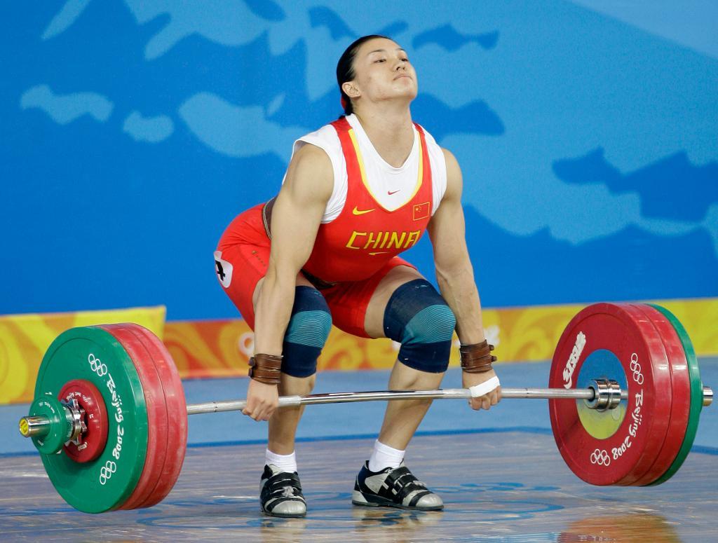 Cao Lei är en av tre kinesiska tyngdlyftare som fråntas OS-guld. Arkivbild. (Foto: Andres Leighton/AP/TT)