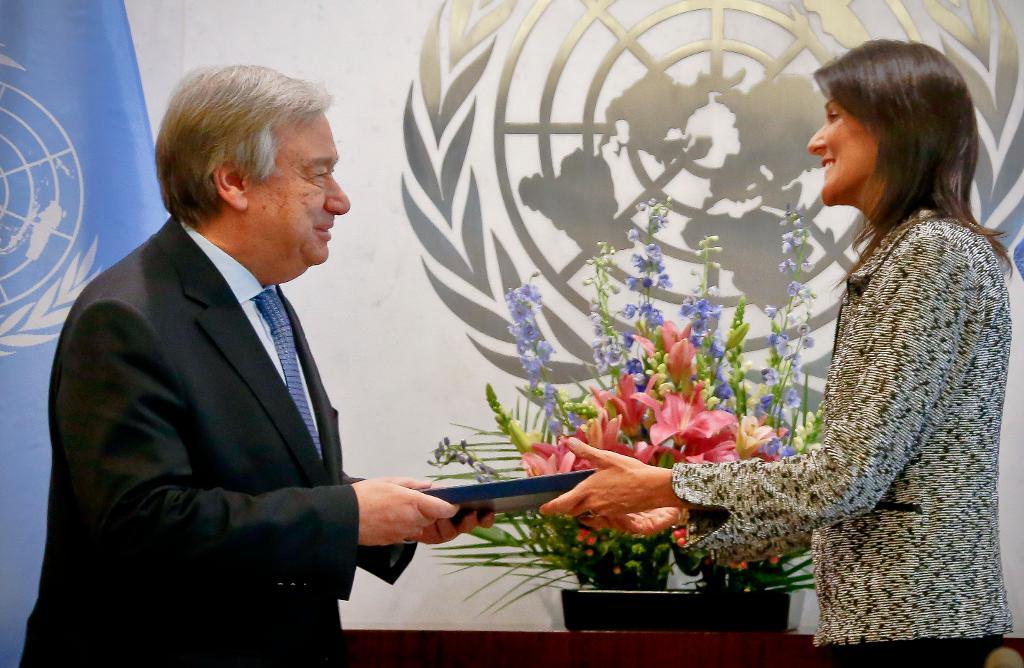 USA:s nya FN-ambassadör Nikki Haley lämnar sina ackrediteringshandlingar till generalsekreteraren Antonio Guterres. (Foto: Bebeto Matthews/AP/TT)