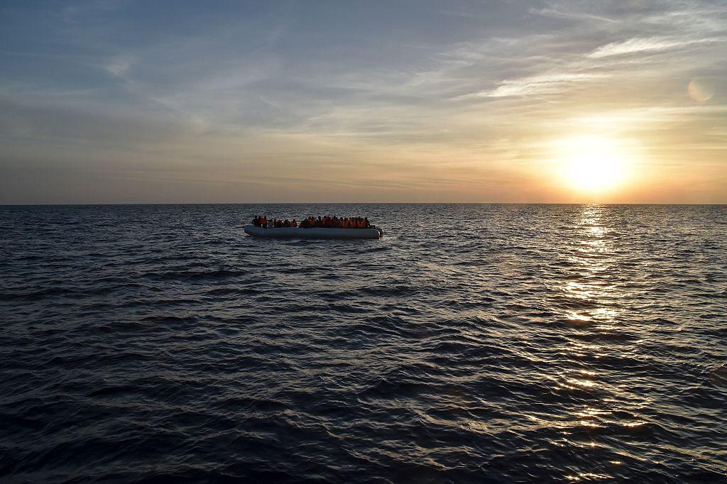 Närmare 180 migranterna och flyktingarna saknas efter att deras båt  förlist. Människorna i båten ovan räddades dock, även de utanför Libyens kust. (Foto: Andreas Solaro /AFP/Getty Images)