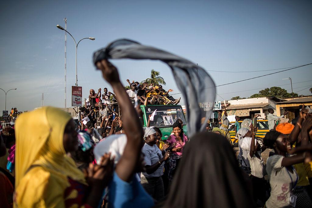 Folk är ute på gatorna i Talinding för att få en glimt av Adama Barrow, vald till president.(Foto: Marco Longari /AFP/Getty Images-arkivfoto)