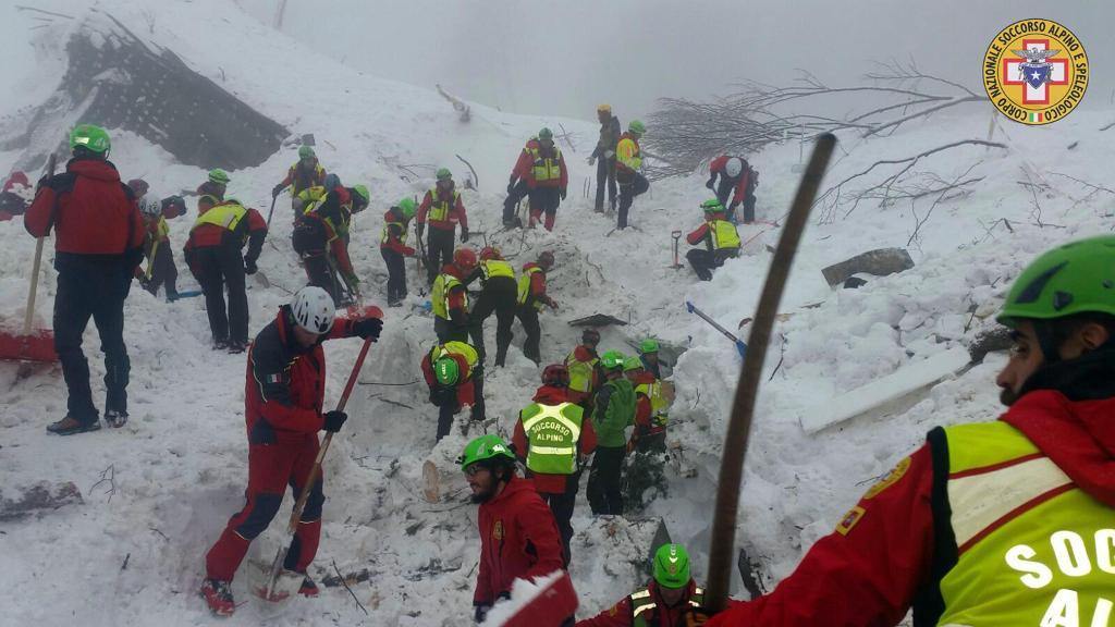 Räddningsarbetare hoppas fortfarande kunna hitta fler överlevande efter lavinen i onsdags. (Foto: Italiensk räddningstjänst via Ansa/AP/TT)