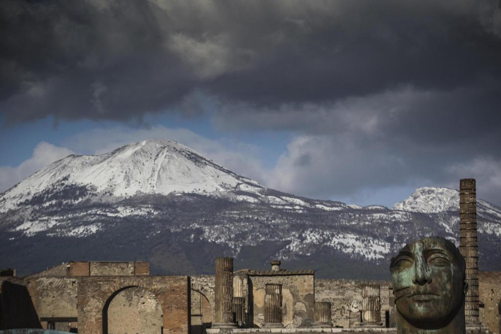 Vulkanen Vesuvius sedd snöklädd från utgrävningsområdet i Pompeji nära Neapel. (Foto: Cesare Abbate/AP/TT)
