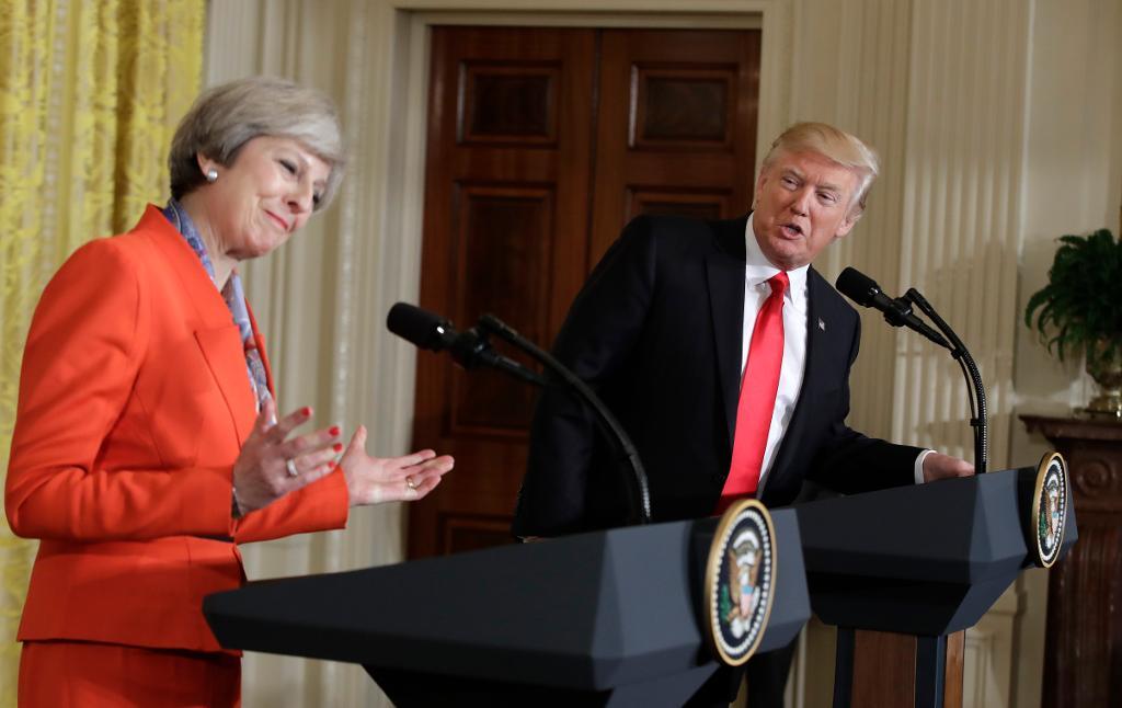 Storbritanniens premiärminister Theresa May och USA:s president Donald Trump under den gemensamma presskonferensen i Vita huset. (Foto: Evan Vucci/AP/TT)
