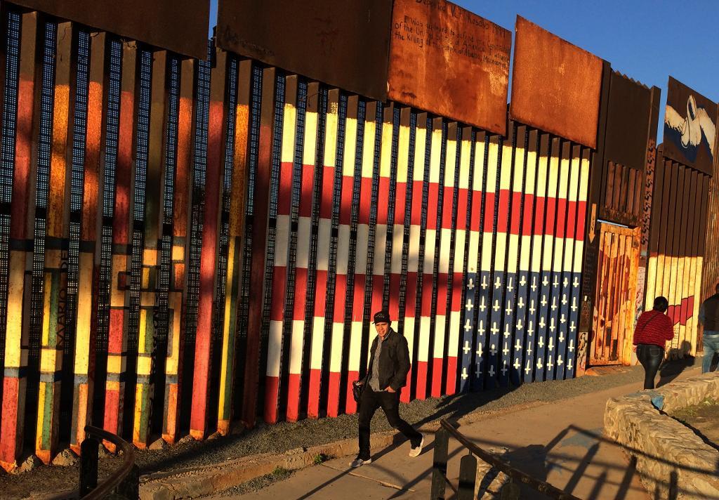 Människor vid gränsen till USA i Tijuana, Mexiko. (Foto: Julie Watson/AP/TT)