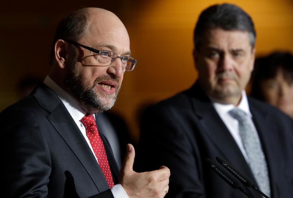 Martin Schulz (till vänster) och Sigmar Gabriel vid en presskonferens i Berlin. (Foto: Michael Sohn/AP/TT)