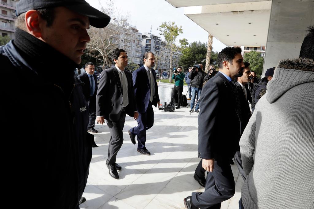 Militärerna anländer till domstolen i Aten tidigare i veckan. (Foto: Thanassis Stavrakis/AP/TT)