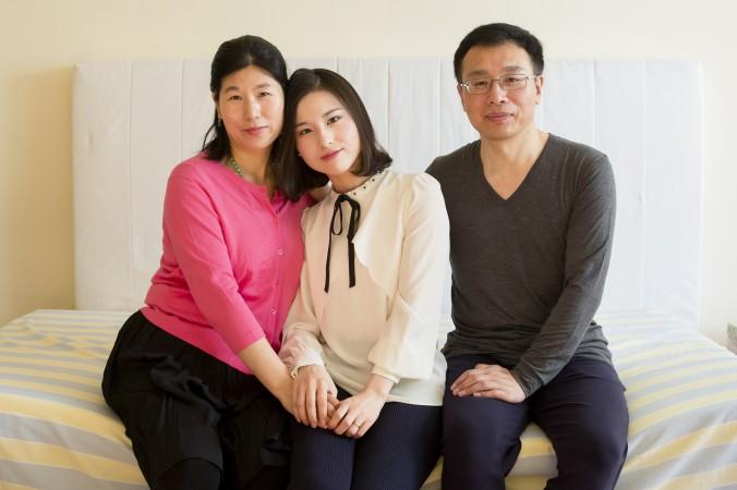 


Wang Huijuan, Li Fuyao och Li Zhengjun i familjens hem i Queens, New York, 8 januari 2017. De lyckades fly Kina 2014, efter ett årtionde av förföljelse och tortyr för att de utövar falungong. (Foto: Samira Bouaou/Epoch Times)                                                                                                                                    