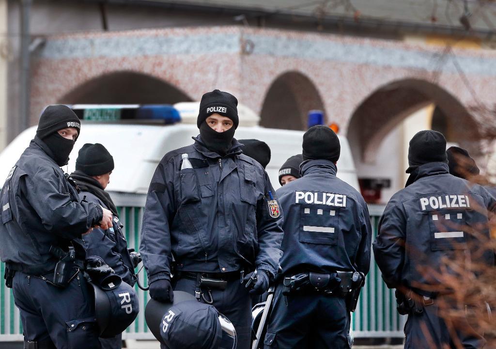 Tyska poliser vaktar en moské i Frankfurt under onsdagsmorgonens tillslag. (Foto: Michael Probst/AP/TT)