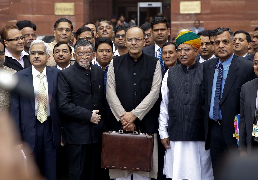 Arun Jaitley (med väskan i mitten) vid sin motsvarighet till den svenska finansministerns årliga budgetpromenad, i Delhi på onsdagen. (Foto: Altaf Qadri/AP/TT)