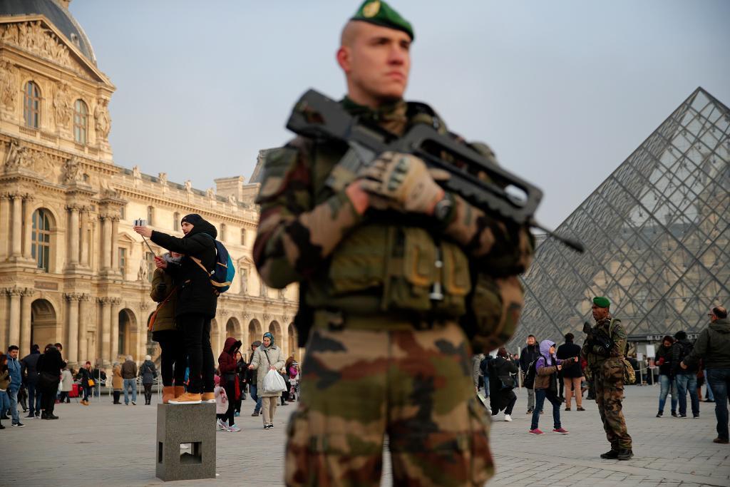 Museet Louvren i Paris är även i vanliga fall hårdbevakat. I dag har en soldat skottskadat en man som försökte ta sig in med kniv.  (Foto: Christophe Ena, arkivbild)