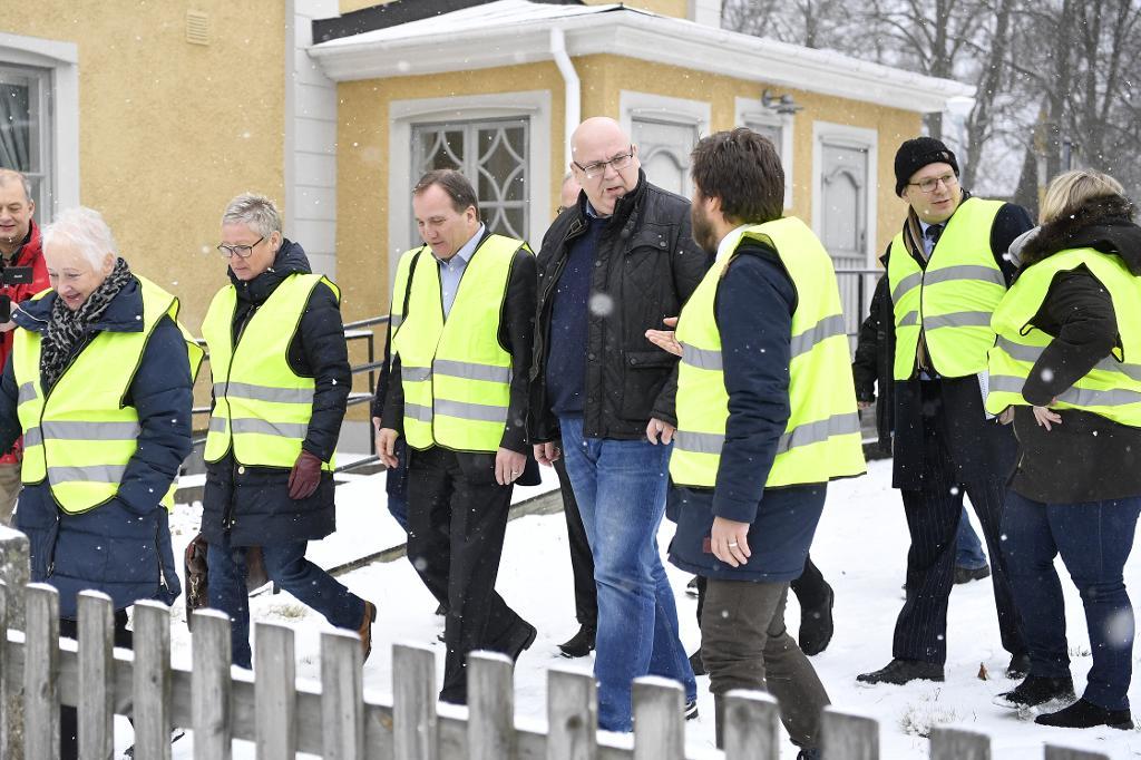 Statsminister Stefan Löfven besökte handpappersbruket Lessebo bruk, i Lessebo, på sin första dag under Sverigeturnén.  (Foto: Mikael Fritzon/TT)