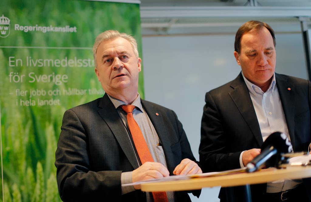 Landsbygdsminister Sven-Erik Bucht och statsminister Stefan Löfven säger att ökad svensk livsmedelsproduktion kan ha betydelse för jobb i hela landet.   (Foto: Adam Ihse/TT)