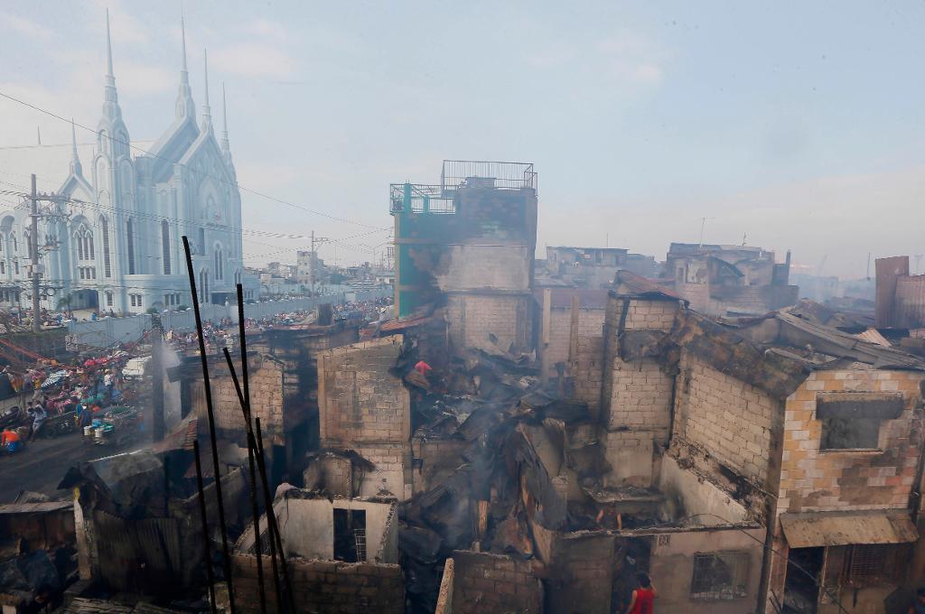 Den svåra branden i Parola i Manila kunde släckas på morgonen. Foto: Bullit Marquez/AP/TT