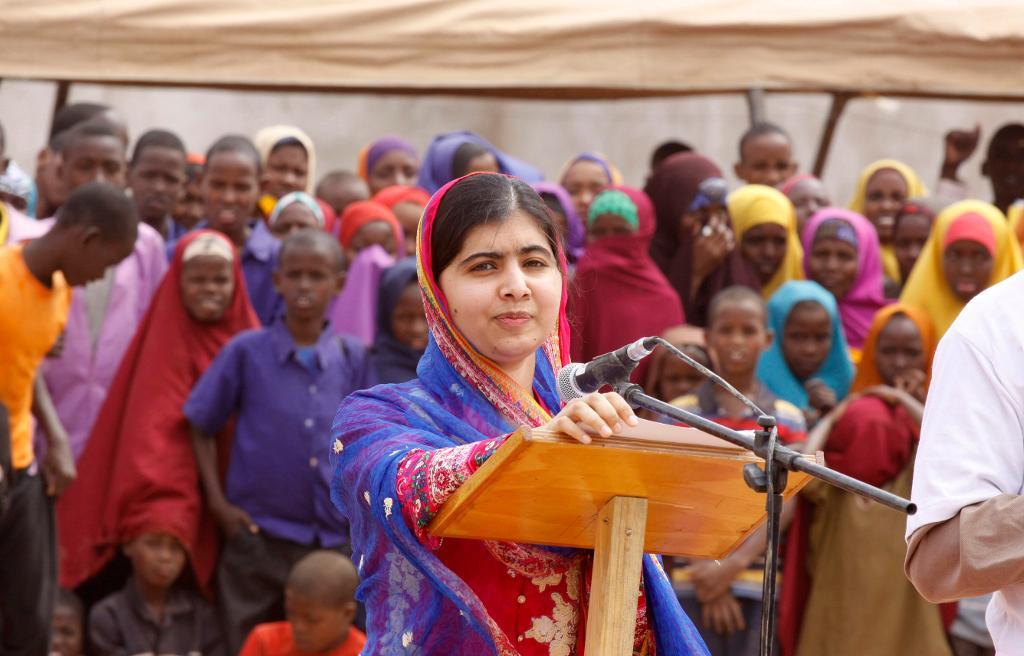 Malala Yousafzai talar i Dadaab-lägret. Bilden är från Nobelpristagarens besök i juli förra året.  Foto: Khalil Senosi