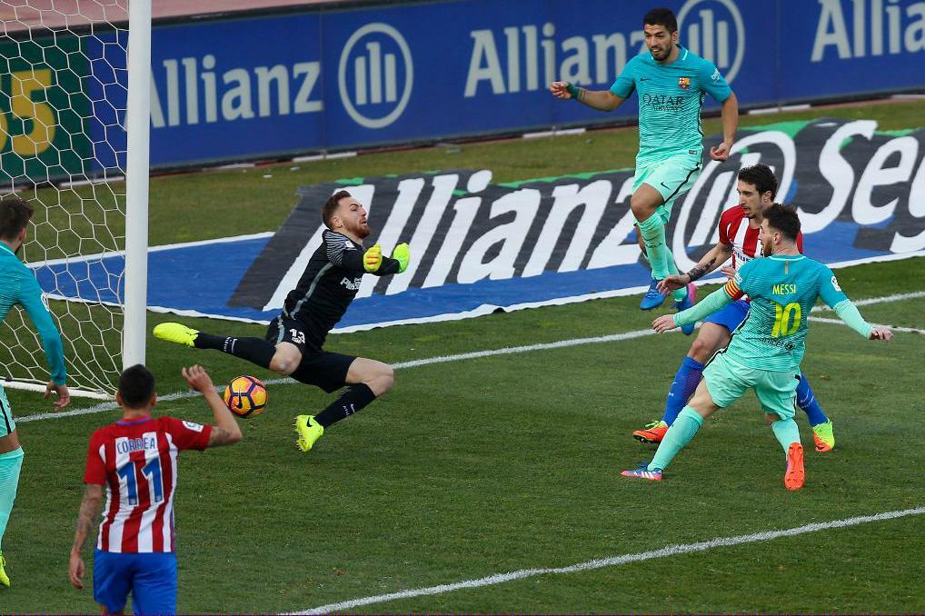 
Lionel Messi avgör för Barcelona. Foto: Daniel Ochoa de Olza/AP/TT
                                            