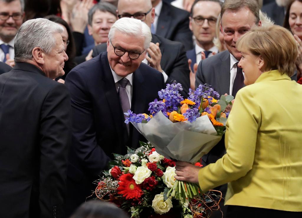Frank-Walter Steinmeier, tvåa från vänster, gratuleras av Joachim Gauck, till vänster, och förbundskansler Angela Merkel efter söndagens omröstning. Foto: Markus Schreiber