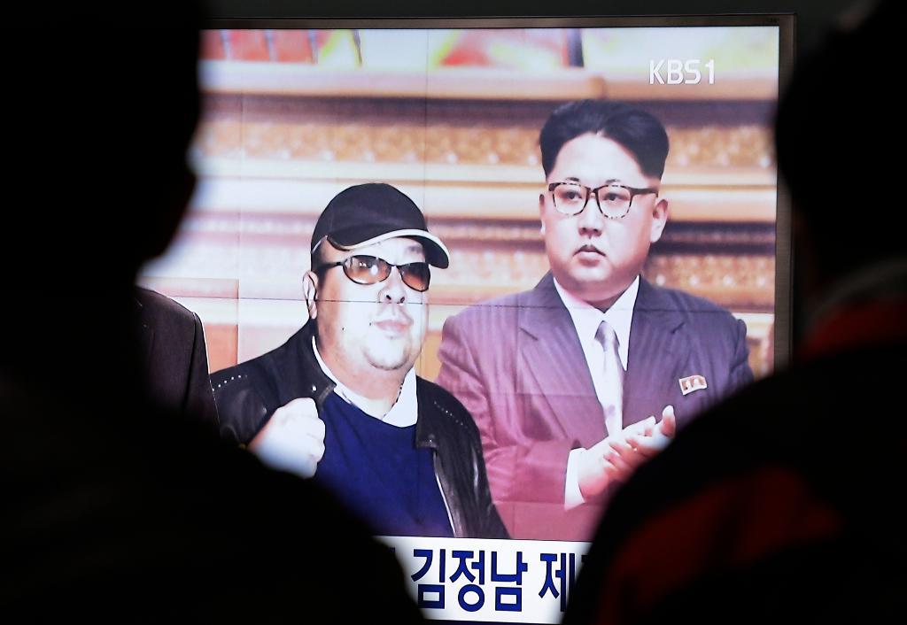 Tv-bilder i Sydkorea på Kim Jong-Un och hans äldre bror Kim Jong-Nam.  Foto: Ahn Young-joon/AP/TT