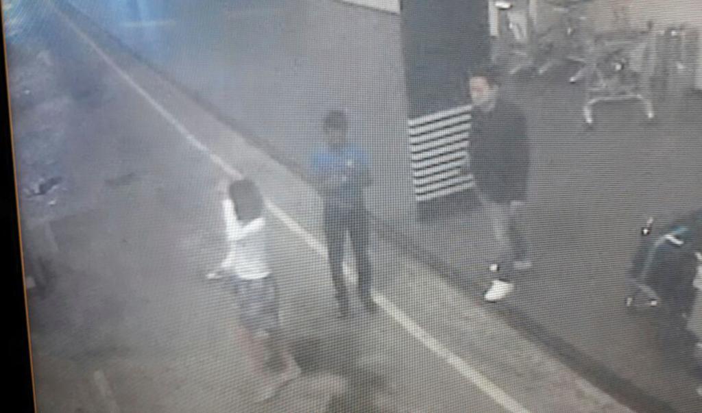 

Bilder från en övervakningskamera som visar en kvinna som kan vara inblandad.  Foto: AP/TT