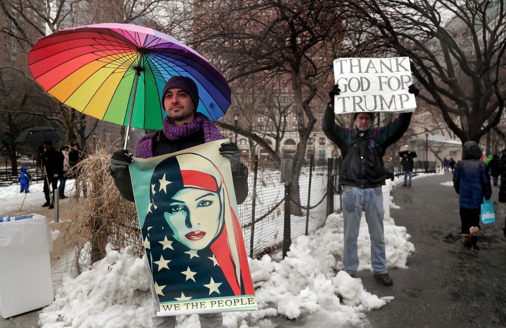 Demonstrationer för och emot president Donald Trumps invandringspolitik i New York i helgen.   Foto: Julie Jacobson/AP/TT-arkivbild