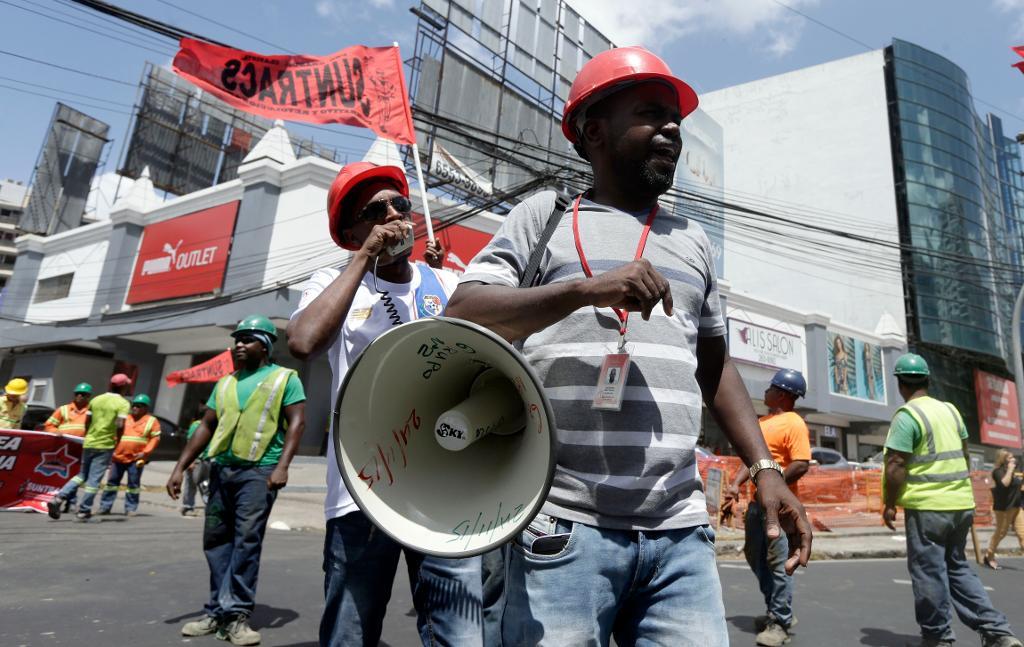 Fackliga aktivister på gatorna i Panama City. Bilden är från protester förra veckan.  Foto: Arnulfo Franco/AP/TT