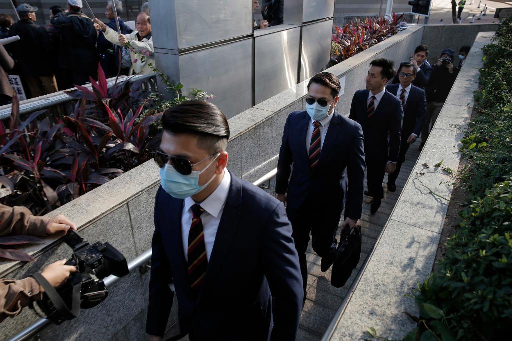 

Fem av de sju dömda poliserna när de anländer till domstolen i Hongkong tidigare i veckan.  Foto: Kin Cheung/AP/TT                                                                                        