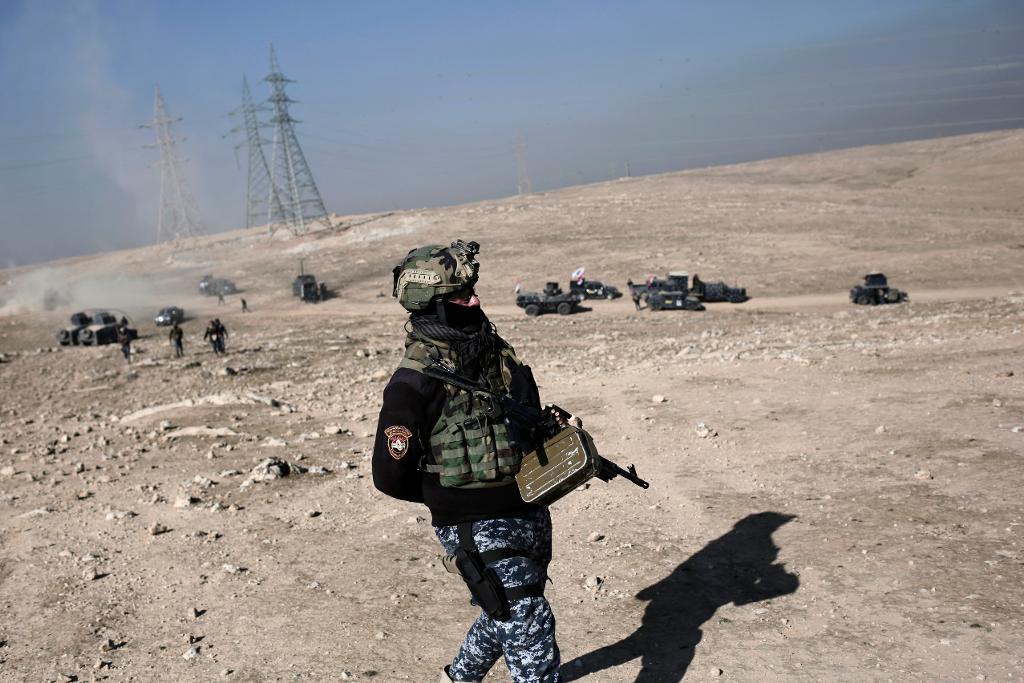 Offensiven mot västra Mosul inleddes i helgen. Här syns en medlem ur de irakiska säkerhetsstyrkorna.  Foto: Bram Janssen/AP/TT