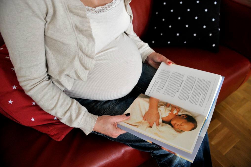 


En enkätundersökning gjord av det dansksvenska projektet Repronion visar att många missbedömer möjligheterna för medelålders kvinnor att bli gravida.  Foto: Jessica Gow/TT-arkivbild                                                                                                                                    