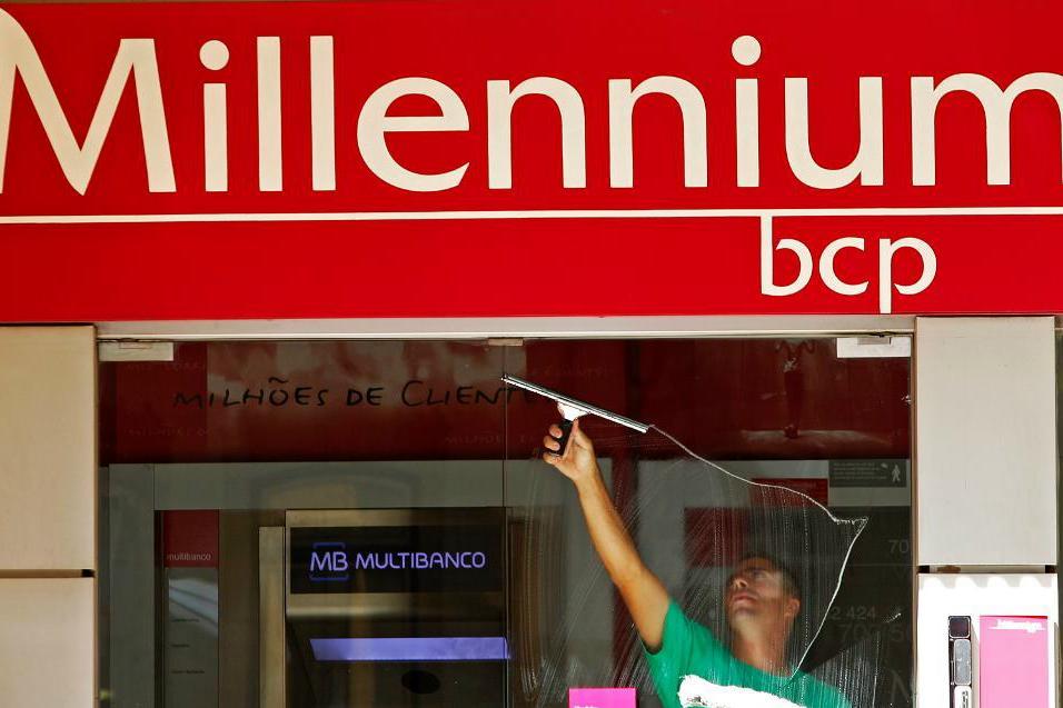 

Portugals banker måste inte bara hålla fönstren rena. Deras balansräkningar måste också städas upp, enligt IMF.   Foto: Francisco Seco/AP/TT-arkivbild                                                                                        