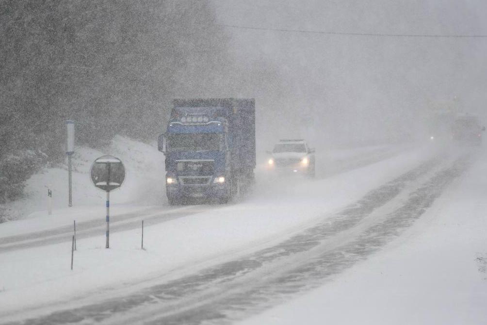 




E4 mellan Hudiksvall och Sundsvall under onsdagsmorgonen. SMHI varnar för snö och hård vind i landet och flera trafikolyckor har inträffat. Större mängder nederbörd väntas främst i Svealand och norra Götaland.  Foto: Fredrik Sandberg/TT-arkivbild                                                                                                                                                                                                                            