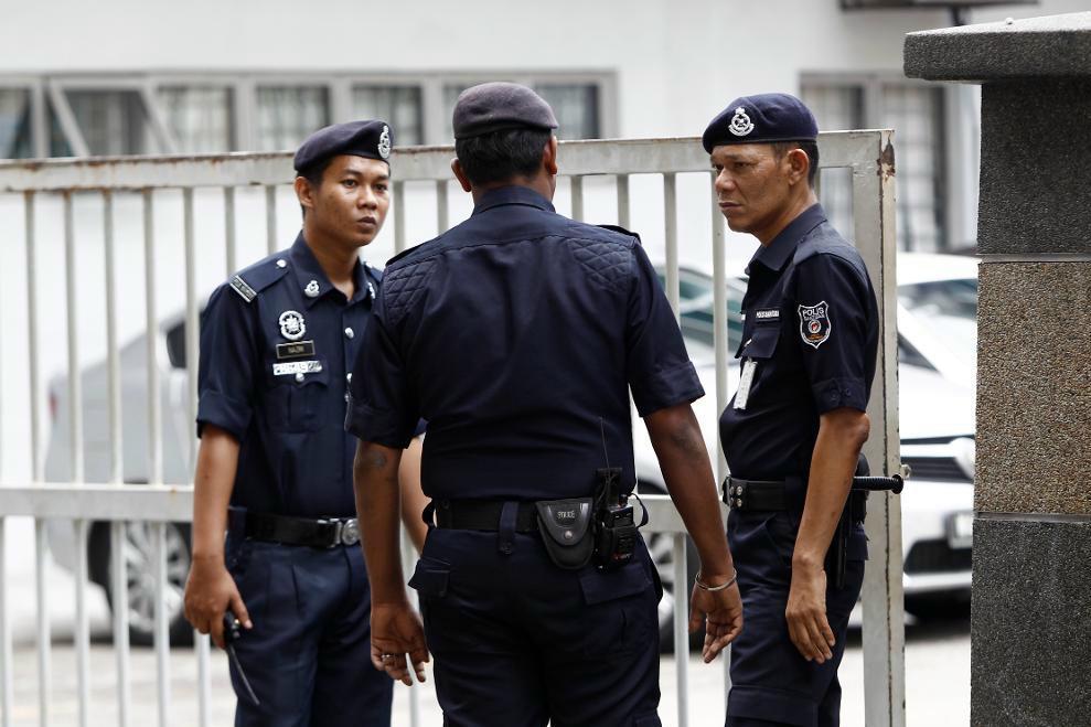 

Poliser utanför rättmedicinska avdelningen på sjukhuset i Kuala Lumpur, Malaysia. Foto: Daniel Chan/AP/TT                                                                                        