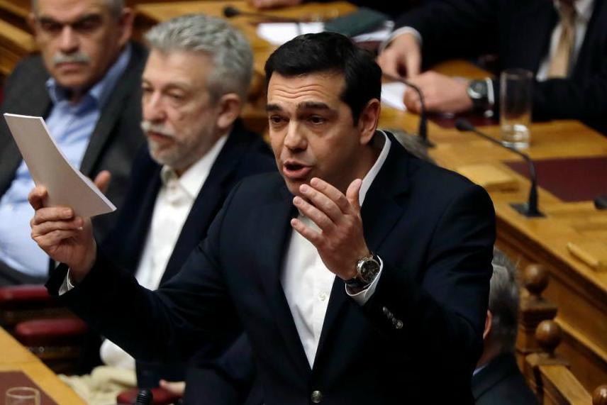 

Greklands premiärminister Alexis Tsipras beskriver den väntade uppgörelsen med långivarna som en hedervärd kompromiss. Foto: Thanassis Stavrakis/AP/TT                                                                                        