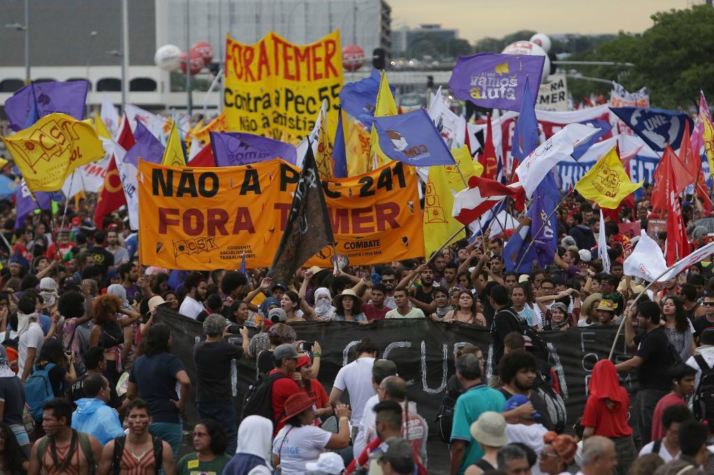 
Den värsta recessionen på årtionden har bland annat lett till omfattande och stundtals våldsamma protester i Brasilien. Foto: Eraldo Peres AP/TT                                            