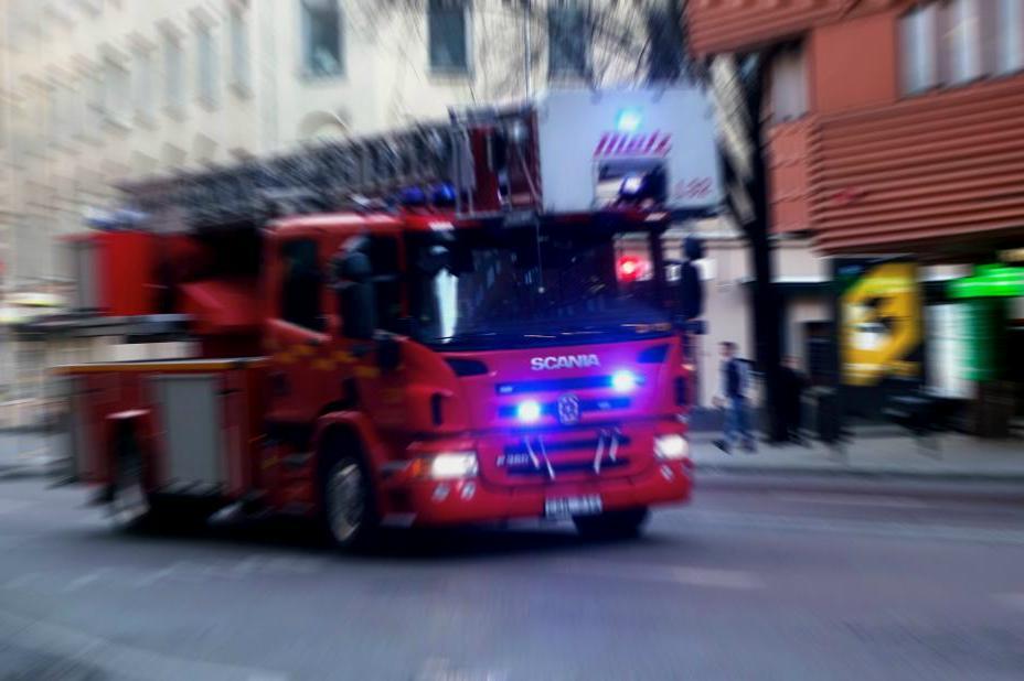 Flera personer har skadats i en brand i Vänersborg i natt. Foto: Hasse Holmberg/TT-arkivbild