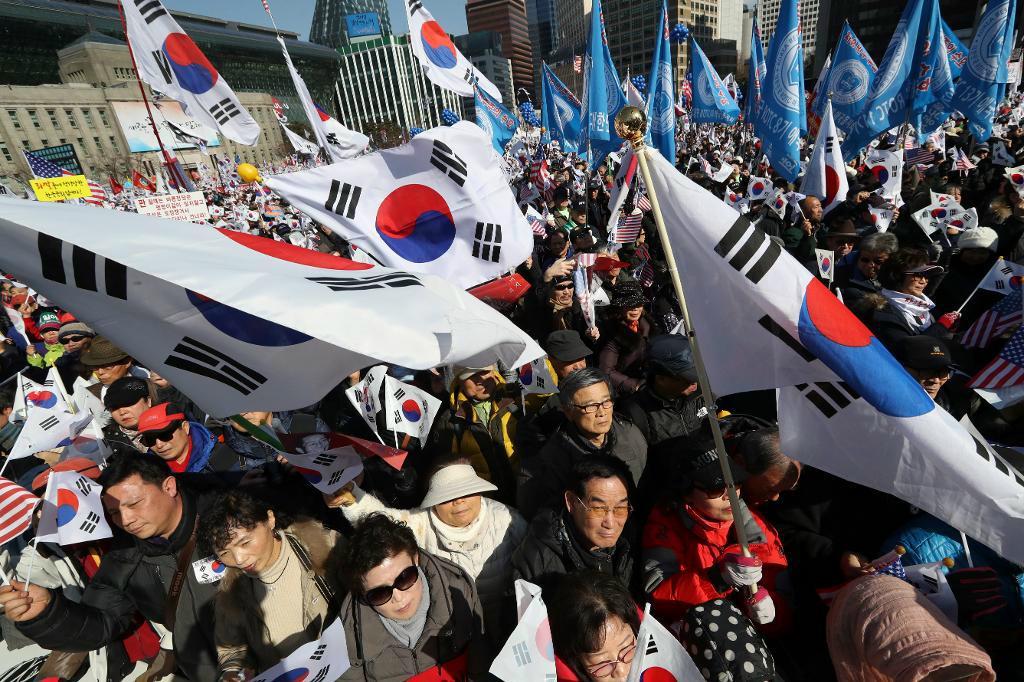 
Supportar demonstrerade i helgen för president Park Geun-Hye i Seoul. Foto: Lee Jin-Man/AP/TT                                            
