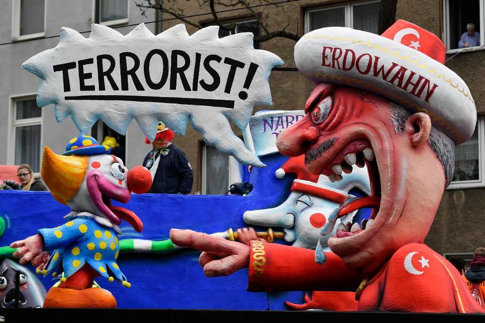


Turkiets president Recep Tayyip Erdogan häcklas i årets karnevalståg i tyska Düsseldorf. Samtidigt har den största massrättegången hittills om sommarens kuppförsök mot Erdogan inletts utanför Ankara. Foto: Martin Meissner/AP/TT                                                                                                                                    