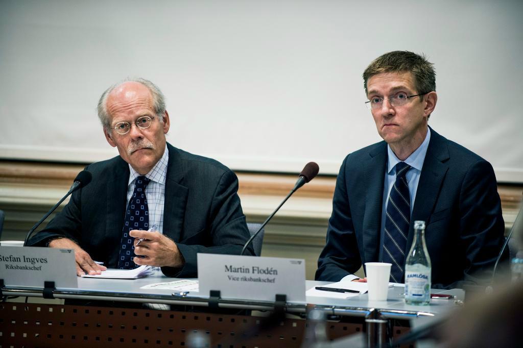 
Riksbankschef Stefan Ingves (till vänster) och vice riksbankschef Martin Flodén (till höger) är oeniga om behovet av att signalera att det kan bli aktuellt med nya sänkningar av reporäntan.  Foto: Lars Pehrson / SvD / TT-arkivbild                                            