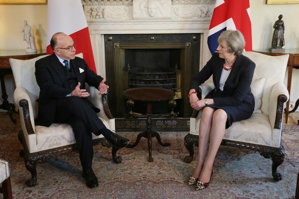 Storbritanniens premiärminister Theresa May har tagit emot sin franske kollega Bernard Cazeneuve på 10 Downing Street i London för att diskutera brexitfrågor. Foto: Tim Ireland/AP/TT