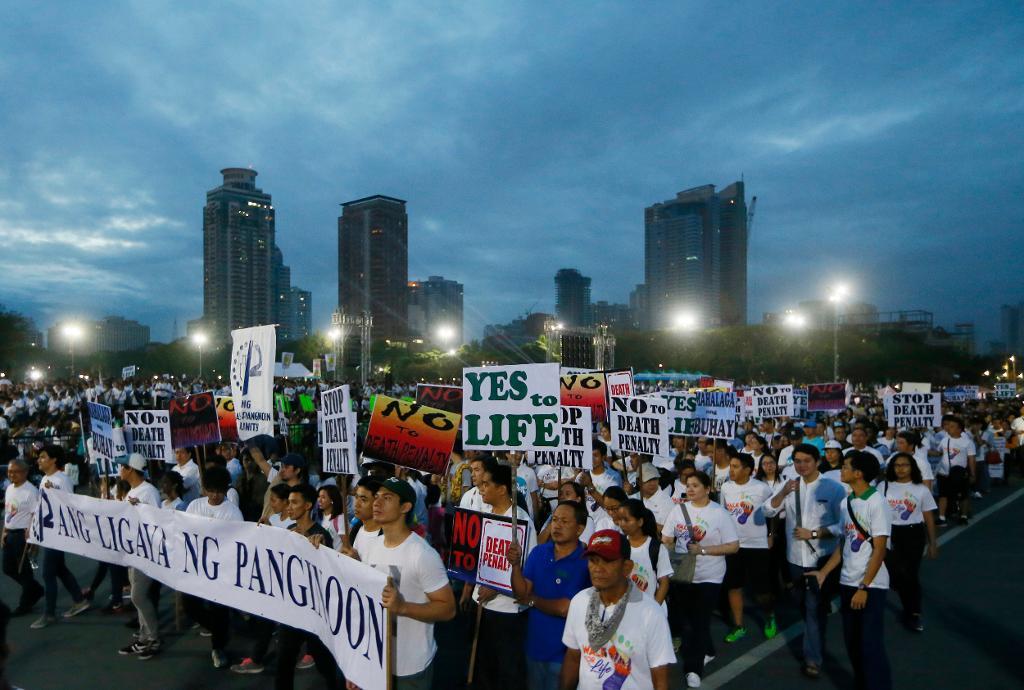 Tusentals romerska katoliker marscherade runt parken Rizal i Manila för att protestera. Foto: Bullit Marquez/AP/TT