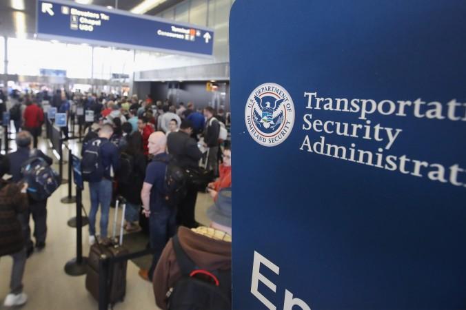 Passagerare köar för att gå igenom säkerhetskontrollen på O´Hare International Airport i Chicago. Foto: Scott Olson/Getty Images
