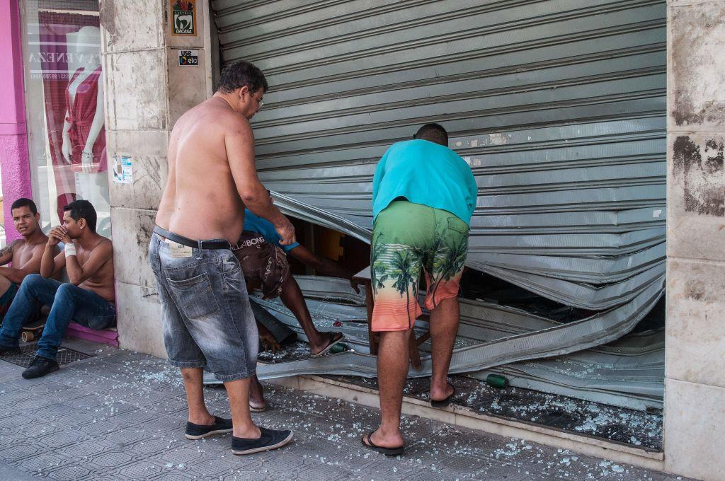 Tjuvar bröts sig i en männens affär i Vila Velha nära Vitoria, Brasilien. Polisen strejkar och de kriminela tar för sig.  Foto: Vinicius Moraes  /AFP/Getty Images)