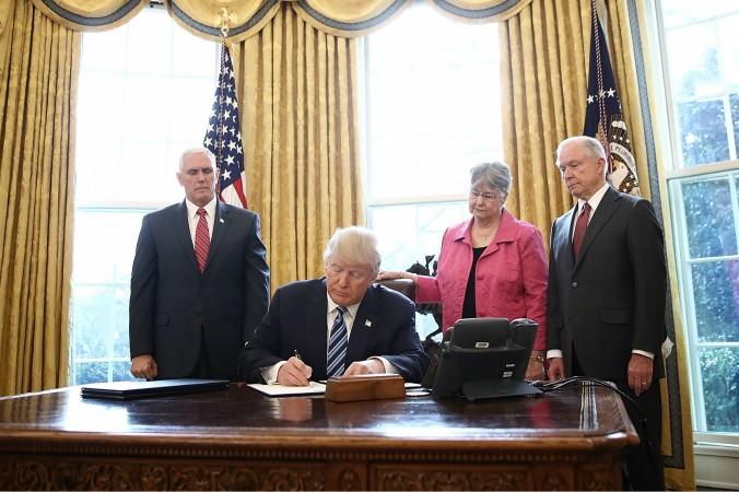 USA:s president Donald Trump skriver under en exekutiv order i Vita huset, 9 februari 2017. Foto: Win McNamee/Getty Images