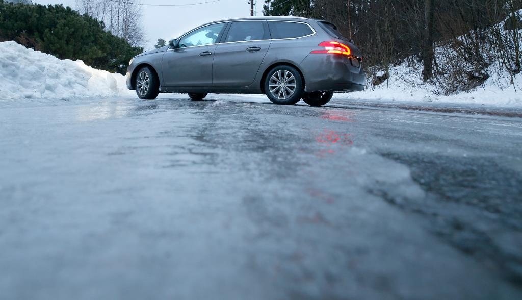SMHI varnar för hala vägar på flera håll i mellersta Sverige. Arkivbild. Foto: Pedersen, Terje