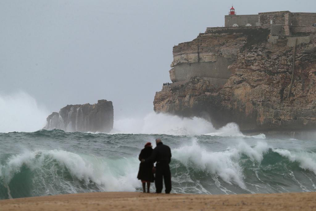 Ovädren från Atlanten står på kö utanför Frankrike och Iberiska halvön. Bilden togs i Nazaré i Portugal i torsdags. I går räddades besättningen på en fiskebåt utanför norra Spanien. (Foto: Armando Franca/AP/TT)