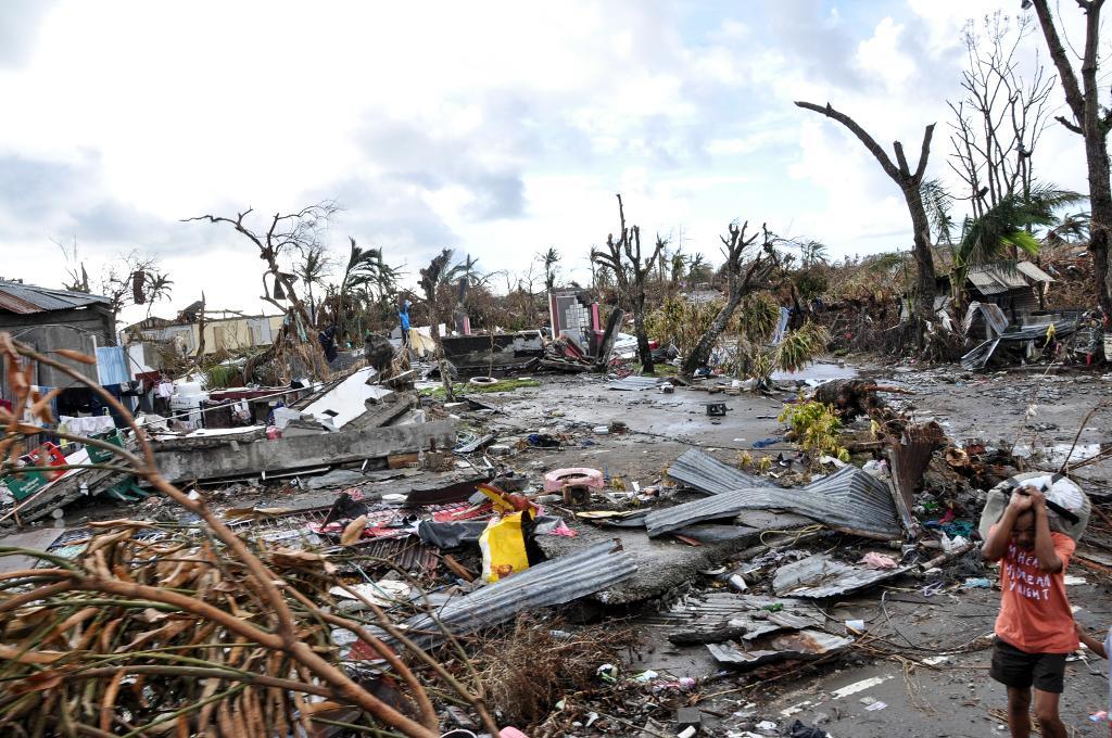 Orkanen Haiyan lämnade stor förödelse bakom sig när den drog fram över Filippinerna. Fortfarande väntar många drabbade på utlovade bostäder. Arkivbild. Foto: Gustav Sjöholm/TT