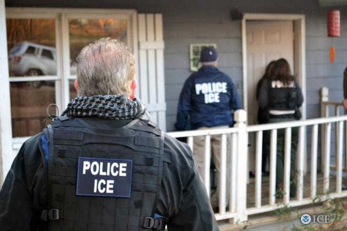 Agenter från den amerikanska myndigheten Immigrations and Customs Enforcement (ICE) har gripit mer än 680 illegala invandrare den senaste veckan. Men trots krigsrubrikerna är det här helt normala siffror, enligt myndigheten. Foto: ICE