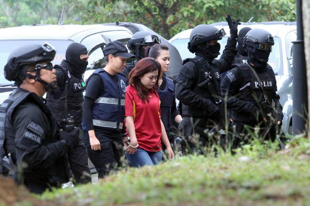 

När mordanklagelserna mot de två kvinnorna i Malaysia presenterades i går fördes kvinnorna till rätten i handfängsel. Foto: AP/TT                                                                                        